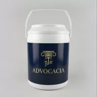 Cooler Térmico 16 Latas personalizado, ideal para brindes de maior impacto, eventos e campanhas promocionais. Com alta capacidade e ampla área para personalização, mantém as bebidas geladas por mais tempo e destaca a sua marca em momentos de lazer, confraternização e celebração. 