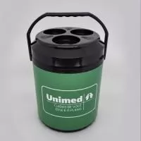 Cooler Térmico 12 Latas personalizado, ideal para ações promocionais, eventos e brindes corporativos. Com excelente capacidade e ampla área para personalização, mantém as bebidas geladas por mais tempo e proporciona grande visibilidade para a sua marca. 