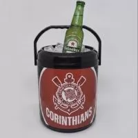 Cooler Térmico 12 Latas personalizado, ideal para ações promocionais, eventos e brindes corporativos. Com excelente capacidade e ampla área para personalização, mantém as bebidas geladas por mais tempo e proporciona grande visibilidade para a sua marca. 