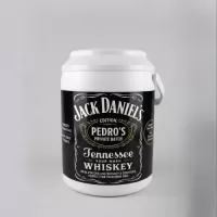 Cooler Térmico 16 Latas personalizado, ideal para brindes de maior impacto, eventos e campanhas promocionais. Com alta capacidade e ampla área para personalização, mantém as bebidas geladas por mais tempo e destaca a sua marca em momentos de lazer, confraternização e celebração. 