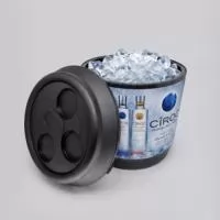 Cooler Térmico 24 Latas personalizado, perfeito para eventos, ações promocionais e brindes corporativos de alto impacto. Com grande capacidade e ampla área para personalização, mantém as bebidas geladas por mais tempo e garante máxima visibilidade para a sua marca em qualquer ocasião. 