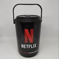 Cooler Térmico 8 Latas personalizado, ideal para brindes, eventos e ações promocionais. Compacto e prático, mantém as bebidas geladas por mais tempo e oferece excelente espaço para destacar a sua marca. Uma opção útil e atrativa para clientes, colaboradores e parceiros. 