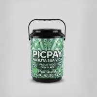 Cooler Térmico Personalizado para 10 Latas, com capacidade de 6 litros e ampla área para personalização. Ideal para brindes, eventos e ações promocionais, mantém as bebidas geladas por mais tempo e garante destaque para sua marca. Resistente e prático, possui dimensões de 305 mm de altura x 220 mm de diâmetro e peso aproximado de 0,945 kg.