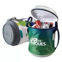 Cooler térmico em formato de lata, comporta até 24 latinhas, além de conter espaço para gelo. Sua logo e arte exclusiva podem ser promovidas neste brinde através de gravação em alto relevo e transfer.