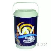 Cooler promocional com capacidade para 08 latas, com alça fixa e isolante térmico. Gravação da logomarca através de adesivo com impressão digital .