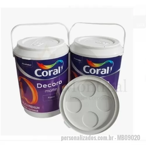Cooler térmico personalizado - Produzido em: PP / polipropileno de cor branca e preta com parede dupla + isopor; Capacidade: 14 latinhas de 350 ml; Volume interno: 11 litros; Peso: 1,060 kg; Dimensões externas: 34,5 cm de altura X 25 cm de diâmetro; Dimensões internas: 21,5 cm de diâmetro interno X 26 cm de profundidade; Transporte: Por alça rígida articulável injetada na cor padrão branca e preta ; Tampa: Movél fixada por encaixe nas cores padrão branca e preta com sistema de porta latas na parte interna; Isolamento interno: Entre paredos com chapa de isopor prensado; Formato externo do corpo: Levemente cônico sendo mais estreito na parte inferior; Personalização: Adesivo com impressão digital (traço ou cromia) de alta resolução em 360° Adesivos: Dois adesivos ( com imagens iguais ou diferentes) aplicados ao redor do corpo , com sobreposição de aproximadamente de 1 cm nas duas laterais