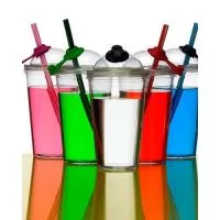 Copos feito de acrílico personalizados em ótimo espaço, com área nobre para a impressão da logomarca, boa variedade de cores e capacidade de 600 ml. É ideal para promover e divulgar sua marca