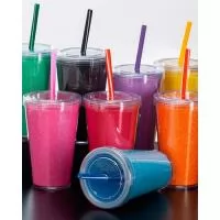 Copo acrílico parede dupla personalizado. Com capacidade de 550 ml esse copo possui personalização interno feita de EVA com Glitter, tampa e canudo biodegradável. Presente corporativo ideal para divulgar, promover e fidelizar clientes e colaboradores