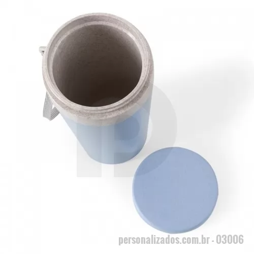 Copo Biodegradavel personalizado - Copo fibra de bambu 350ml com parede dupla e alça. Copo produzido em Polipropileno livre de BPA, possui uma tampa de vedação rosqueável e alça de nylon (removível) para transporte. Conserva a temperatura interna durante um período de 1 à 2 horas, mas não dispõe de isolamento térmico. O copo pode ser levado a lava-louças, geladeiras e micro-ondas.