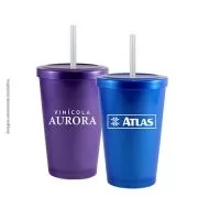 Capacidade para 320ml. Copo feito em Plástico Premium (PP), atóxico, resistente, acabamento impecável, cores vibrantes, pode ser levado ao microondas e máquina de lavar louça. Acompanha tampa e canudo.