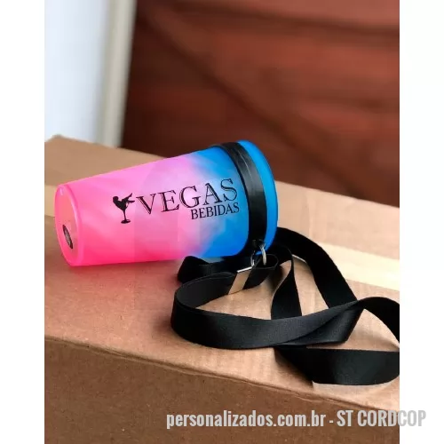 Copo com cordão personalizado - Copo com tirante personalizado, fabricado em poliéster o tirante conta ótimo acabamento. A personalização é feita em impressão digital sem limite de cores nos dois lados. Brinde útil de baixo custo é ideal para promover sua marca juntos a feiras, fes