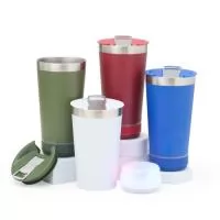 Copo térmico de inox com caixa de som e capacidade 400ml. Contém tampa com abridor. Caixa de som bluetooth com botão para ligar/desligar, botões para aumentar diminuir volume/ avançar e retroceder faixas. Acompanha cabo USB Tipo-C. Obs.: A caixa de som não é a prova dágua, para a higienização do copo é necessário desrosquear a caixa de som para remove-la.  Altura: 18,3 cm Largura: 9,6 cm Circunferência: 28,8 cm