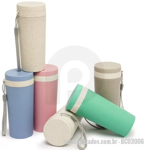 Copo com tampa personalizado - Copo fibra de bambu 350ml com parede dupla e alça. Copo produzido em Polipropileno livre de BPA, possui uma tampa de vedação rosqueável e alça de nylon (removível) para transporte. Conserva a temperatura interna durante um período de 1 à 2 horas, mas não dispõe de isolamento térmico. O copo pode ser levado a lava-louças, geladeiras e micro-ondas.