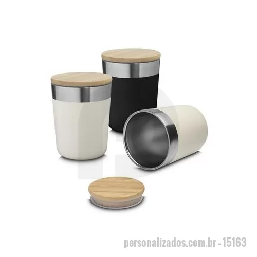 Copo de alumínio personalizado - Bebidas geladas por mais tempo neste copo térmico, com capacidade de 300 ml, feito em inox, com parede dupla e tampa de bambu que possui um anel de silicone para vedação. Seu design e pintura fosca são o toque de modernidade que você procura. Altura 
