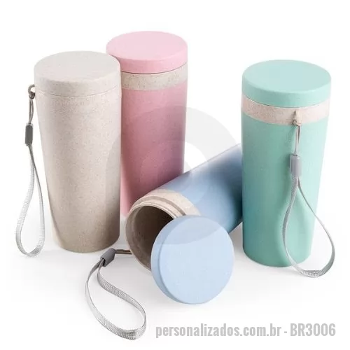 Copo ecológico personalizado - Copo fibra de bambu 350ml com parede dupla e alça. Copo produzido em Polipropileno livre de BPA, possui uma tampa de vedação rosqueável e alça de nylon (removível) para transporte. Conserva a temperatura interna durante um período de 1 à 2 horas, mas não dispõe de isolamento térmico. O copo pode ser levado a lava-louças, geladeiras e micro-ondas. Altura :  17 cm  Largura :  7,8 cm  Circunferência :  22,4 cm  Peso aproximado (g):  107