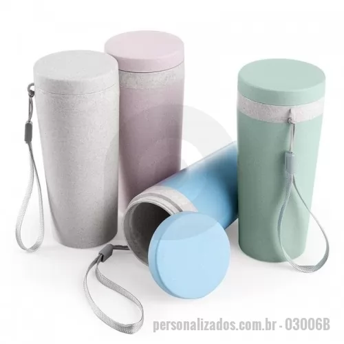 Copo ecológico personalizado - Copo fibra de bambu 350ml com parede dupla e alça. Copo produzido em Polipropileno livre de BPA, possui uma tampa de vedação rosqueável e alça de nylon (removível) para transporte. Conserva a temperatura interna durante um período de 1 à 2 horas, mas não dispõe de isolamento térmico. O copo pode ser levado a lava-louças, geladeiras e micro-ondas.