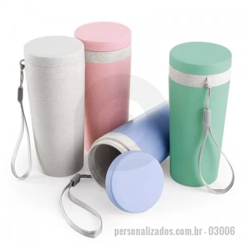 Copo ecológico personalizado - Copo fibra de bambu 350ml com parede dupla e alça. Copo produzido em Polipropileno livre de BPA, possui uma tampa de vedação rosqueável e alça de nylon (removível) para transporte. Conserva a temperatura interna durante um período de 1 à 2 horas, mas não dispõe de isolamento térmico. O copo pode ser levado a lava-louças, geladeiras e micro-ondas.  Altura :  17 cm  Largura :  7,8 cm  Circunferência :  22,4 cm  Medidas aproximadas para gravação (CxL):  13,5 cm x 5 cm  Tamanho total aproximado  (CxL):  Cordão 11,2 cm  Peso aproximado (g):  107