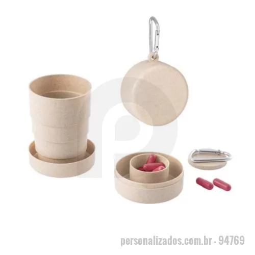 Copo ecológico personalizado - Copo de viagem retrátil em fibra de bambu  50%  e PP  50%  com capacidade até 210 ml. Incluso caixa para comprimidos e mosquetão.  65 x 33 mm