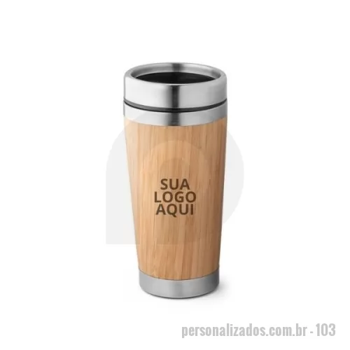 Copo ecológico personalizado - Copo Térmico Bambu Personalizado. Brinde para empresas: Este copo de viagem é um brinde corporativo excepcional, combinando a durabilidade do aço inox com a elegância do bambu. Com uma parede dupla térmica isolada a ar e um sistema de abertura deslizante, ele mantém as bebidas quentes por 2 horas e frias por 4 horas. Com capacidade de até 500 mL, é fornecido em uma caixa presente de papel kraft, refletindo o compromisso da sua empresa com a sustentabilidade. Como um brinde natural, a cor e o tamanho podem variar, tornando cada peça única. Dimensões: ø82 x 158 mm. É o brinde ideal para empresas que valorizam a qualidade e a consciência ambiental.