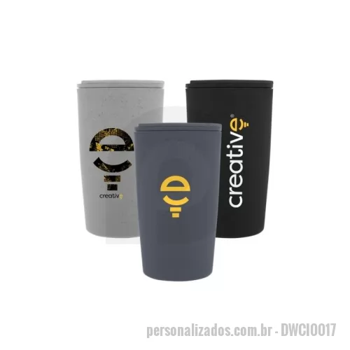 Copo ecológico personalizado - Copo produzido em polipropileno com fibra de trigo, livre de BPA e de fácil higienização. A estrutura de parede dupla ajuda a conservar a temperatura de bebidas quentes ou frias por mais tempo. Possui tampa rosqueável com vedação eficiente e abertura no bocal para uso prático em deslocamentos. Leve e resistente, é indicado para o dia a dia, escritório ou transporte de bebidas em ambientes externos.  Características: • Livre de BPA; • Capacidade: 450ml; • Material: polipropileno com fibra de trigo; • Tampa: rosqueável com bocal de abertura; • Cor: natural com pigmentação da fibra de trigo; • Estrutura: parede dupla para isolamento térmico.