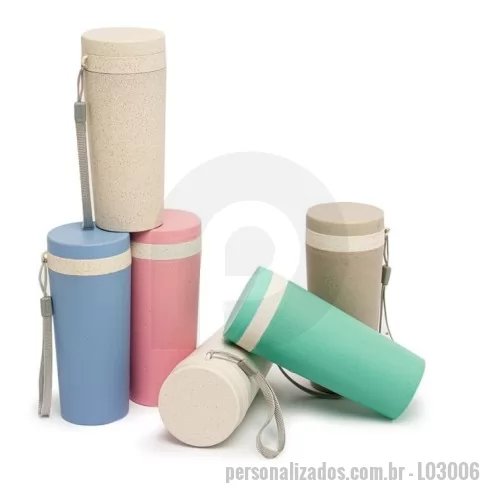 Copo ecológico personalizado - Copo isotérmico fibra de bambu 350ml com parede dupla e alça. Copo produzido em Polipropileno livre de BPA, possui uma tampa de vedação rosqueável e alça de nylon (removível) para transporte. Conserva a temperatura interna durante um período de 1 à 2 horas, mas não dispõe de isolamento térmico. O copo pode ser levado a lava-louças, geladeiras e micro-ondas.  Altura :  17 cm  Largura :  7,8 cm  Circunferência :  22,4 cm