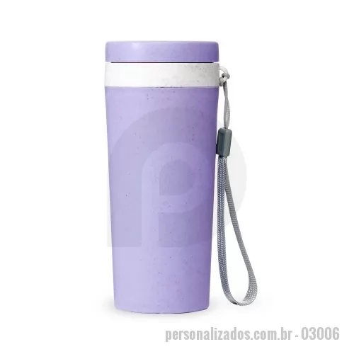 Copo ecológico personalizado - Copo isotérmico fibra de bambu 350ml com parede dupla e alça. Copo produzido em Polipropileno livre de BPA, possui uma tampa de vedação rosqueável e alça de nylon (removível) para transporte. Conserva a temperatura interna durante um período de 1 à 2 horas, mas não dispõe de isolamento térmico. O copo pode ser levado a lava-louças, geladeiras e micro-ondas.  Altura: 17 cm Largura: 7,8 cm Medidas aproximadas para gravação: (CxL): 13,5 cm x 5 cm Tamanho: (CxL): Cordão 11,2 cm