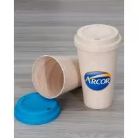 Brinde útil, de baixo custo o copo ecológico para brindes possui capacidade de 550 ml e tampa. Produto fabricado com fibra de arroz, material ecológico e reciclável. Brinde certo para promover e divulgar sua marca em ações de sustentabilidade