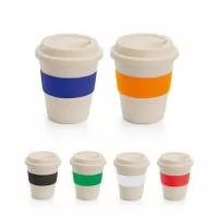 Copo de viagem em fibra de bambu (50%) e PP (50%) com tira em silicone para facilitar o transporte de bebidas quentes. Capacidade até 380 ml.