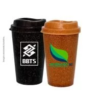 Capacidade para 320ml. Copo sustentável feito com 50% de fibra de coco ou madeira e 50% de Plástico Premium (PP), design moderno e acabamento impecável, feito em material atóxico e resistente ao micro-ondas e máquina de lavar louças. Acompanha tampa MUG.