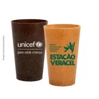 Capacidade para 320 ml. Copo sustentável feito com 50% de fibra natural de coco ou madeira e 50% de Plástico Premium (PP), reduzindo a quantidade de plástico e reaproveitando resíduos renováveis. Design moderno e acabamento impecável, feito em material atóxico e resistente ao microondas e máquina de lavar.
