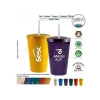 Copo Cancun Green Colors com Tampa e Canudo 320ml , feito com 50% de fibra de madeira e 50% de Plástico Premium (PP) atóxico, disponível em 6 cores. Ideal para levar sua bebida, na medida certa.