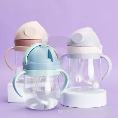 Copo infantil personalizado - Copo de transição infantil feito em plástico com capacidade para 350ml e marcação de volume de até 250ml. Com pegador duplo, tampa de proteção e canudo de silicone, o copo possui um sistema de válvula antivazamento e antisufocamento.