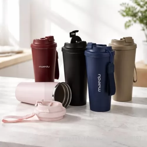 Copo Inox personalizado - Copo em inox 304 com revestimento externo em polipropileno (PP) e capacidade para até 480ml. Apresenta tampa rosqueável em PP com protetor para o bocal. Acompanha alça em nylon com detalhe em couro sintético para transporte.  Altura :  20,6 cm  Largura :  9,1 cm