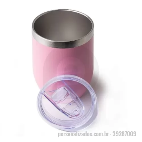 Copo Inox personalizado - **Sobre o Produto**  O **Copo Térmico Inox 320ml Personalizado** é um brinde sofisticado, funcional e de alta qualidade, ideal para empresas, eventos e ações promocionais.  Produzido em **inox com parede dupla**, auxilia na conservação da temperatura de bebidas quentes e frias por mais tempo. Seu design moderno conta com tampa com bocal e trava de segurança, proporcionando mais praticidade e segurança durante o uso.  **Destaques do Produto**  * Material em inox resistente * Parede dupla térmica * Livre de BPA * Tampa com bocal e trava de segurança * Ideal para bebidas quentes e frias * Design moderno e funcional  **Personalização**  A personalização pode ser realizada por:  * **Gravação a laser:** acabamento elegante, preciso e permanente * **Impressão DTF UV:** cores vibrantes e alta definição  Personalize com logotipo, nome ou arte exclusiva.  **Especificações Técnicas**  * Capacidade: 320ml * Material: Inox * Estrutura: Parede dupla * Tampa: Com bocal e trava de segurança * Livre de