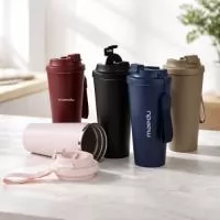 Copo em inox 304 com revestimento externo em polipropileno (PP) e capacidade para até 480ml. Apresenta tampa rosqueável em PP com protetor para o bocal. Acompanha alça em nylon com detalhe em couro sintético para transporte.  Altura :  20,6 cm  Largura :  9,1 cm