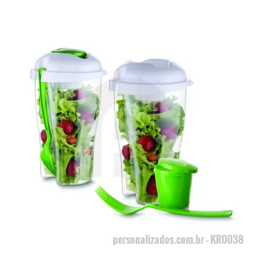 Copo para Salada personalizado - Copo de salada 850ml com garfo e compartimento para molho. Copo plástico transparente com três detalhes ovais na lateral e tampa branca, no centro da tampa há um compartimento(mini copo com tampa) de 50ml para colocar molho e garfo plástico encaixado na parte traseira da tampa.