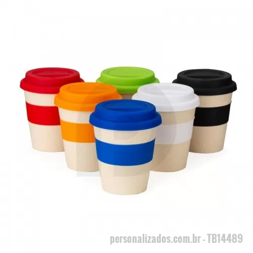 Copo personalizado - Copo fibra de bambu 380ml, contém luva de silicone (removível) que impede a transferência de altas temperaturas, protegendo o usuário de queimar as mãos ao segurar o copo. Sua tampa de borracha com bocal é prática para ingestão de bebidas e evita o derramamento durante o transporte.