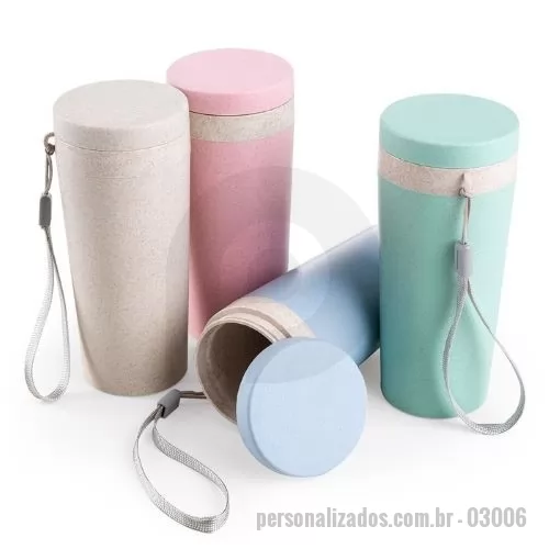 Copo personalizado - Copo fibra de bambu 350ml com parede dupla e alça. Copo produzido em Polipropileno livre de BPA, possui uma tampa de vedação rosqueável e alça de nylon (removível) para transporte. Conserva a temperatura interna durante um período de 1 à 2 horas, mas não dispõe de isolamento térmico. O copo pode ser levado a lava-louças, geladeiras e micro-ondas.