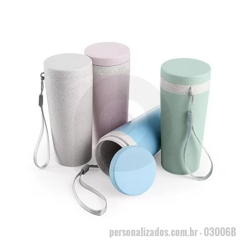 Copo personalizado - Copo fibra de bambu 350ml com parede dupla e alça. Copo produzido em Polipropileno livre de BPA, possui uma tampa de vedação rosqueável e alça de nylon (removível) para transporte. Conserva a temperatura interna durante um período de 1 à 2 horas, mas não dispõe de isolamento térmico. O copo pode ser levado a lava-louças, geladeiras e micro-ondas.  Altura :  17 cm  Largura :  7,8 cm  Circunferência :  22,4 cm