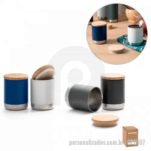 Copo personalizado - Copo em aço inox com parede dupla isolada a vácuo, parede interna revestida de cobre e tampa em bambu com vedante de silicone para proteção extra. Tem capacidade até 370 ml e mantém as bebidas quentes por 5 h e frias por 24 h. Contém revestimento em pó que lhe confere mais durabilidade e resistência. Food grade. Fornecido em caixa presente de papel craft.