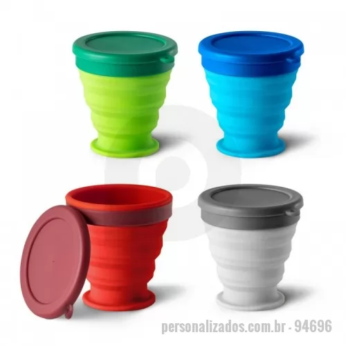 Copo personalizado - Copo de viagem dobrável em silicone com tampa em PP. Contém uma argola na base que serve como pega ou para pendurar. Copo com capacidade até 240 mL. Food grade. ø57 x 87 x 81 mm