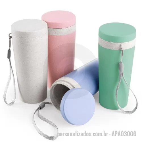 Copo personalizado - Copo fibra de bambu 350ml com parede dupla e alça. Copo produzido em Polipropileno livre de BPA, possui uma tampa de vedação rosqueável e alça de nylon (removível) para transporte. Conserva a temperatura interna durante um período de 1 à 2 horas, mas não dispõe de isolamento térmico. O copo pode ser levado a lava-louças, geladeiras e micro-ondas.  Altura :  17 cm  Largura :  7,8 cm  Circunferência :  22,4 cm  Medidas aproximadas para gravação (CxL):  13,5 cm x 5 cm  Tamanho total aproximado  (CxL):  Cordão 11,2 cm  Peso aproximado (g):  107