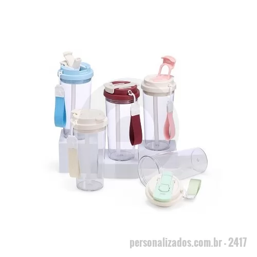 Copo personalizado - Copo para saborear as bebidas mais deliciosas e especiais! Resistente e versátil, ele possui capacidade para 600ml e uma tampa com duas opções de uso: bico flip com canudo interno e tampa protetora e outro com acesso diretamente ao bocal, com tampa de proteção. Produzido em policarbonato livre de BPA, ele oferece segurança na hora de consumir as bebidas. Além disso, a alça de nylon com detalhe em couro sintético adiciona um toque de elegância e torna o transporte mais confortável. Este copo é perfeito para tornar cada gole uma experiência ainda mais gostosa.