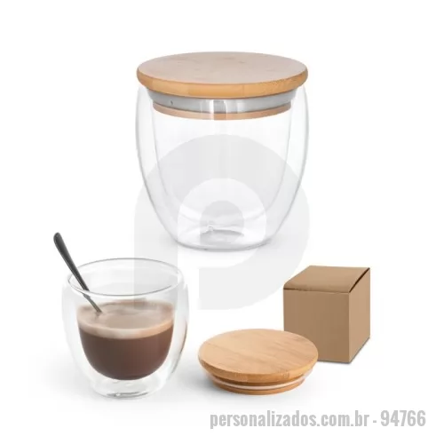 Copo personalizado - Copo em vidro isotérmico (borossilicato), térmico com parede dupla isolada a ar e tampa de bambu. Copo com capacidade até 250 mL, ideal para líquidos frios ou quentes, tendo uma tampa com isolante em silicone que facilita o transporte do copo evitando respingo. Apto para ir ao micro-ondas e à máquina de lavar, retirando a tampa. Fornecido em caixa presente de papel kraft. Certificação EU Food Grade. A cor e o resultado da impressão nos materiais naturais pode variar entre produtos. ø89 x 91 mm