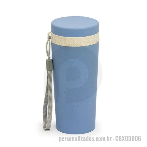 Copo personalizado - Copo Personalizado - CBX03006 - Copo com Fibra de Bambu 350ml – Sustentável, Prático e Estiloso  Copo ecológico com capacidade de 350ml, feito em polipropileno livre de BPA com adição de fibra de bambu, garantindo resistência e menor impacto ambiental. Possui parede dupla que ajuda a manter a temperatura interna entre 1 a 2 horas (sem isolamento térmico), tampa rosqueável de vedação e alça de nylon removível para transporte. Seguro para uso em lava-louças, geladeira e micro-ondas, é ideal para o dia a dia com praticidade e consciência ambiental.  Especificações:  Altura: 17 cm  Largura: 7,8 cm  Circunferência: 22,4 cm  Área para gravação: 13,5 cm x 5 cm  Tamanho do cordão: 11,2 cm  Peso aproximado: 107 g - 175972 - Copo