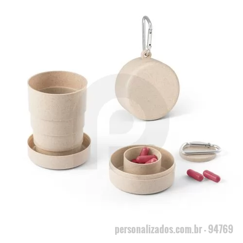 Copo personalizado - Copo Personalizado - 94769 - Copo de viagem retrátil em fibra de bambu (60%) e PP (40%) com capacidade até 210 mL. Incluso caixa para comprimidos e mosquetão. Certificação EU Food Grade. ø65 x 33 mm - 179400 - Copo