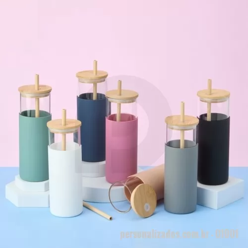 Copo personalizado - Copo de vidro borossilicato com capacidade de 500ml. Inclui canudo e tampa de bambu com abertura para canudo, além de uma luva de silicone para melhor aderência.  Altura: 19,3 cm Largura: 6,9 cm Comprimento: canudo Circunferência: 21,7 cm