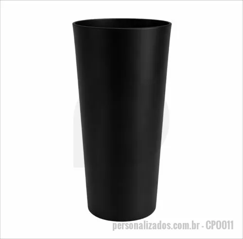 Copo personalizado - Copo com capacidade de 550 ml produzido em polipropileno, com peso de 47 gramas, altura de 15,9 cm, diâmetro da boca de 7,9 cm e base de 6,3 cm, apresentando estrutura leve e resistente para uso frequente. Seu formato alongado proporciona boa ergonom