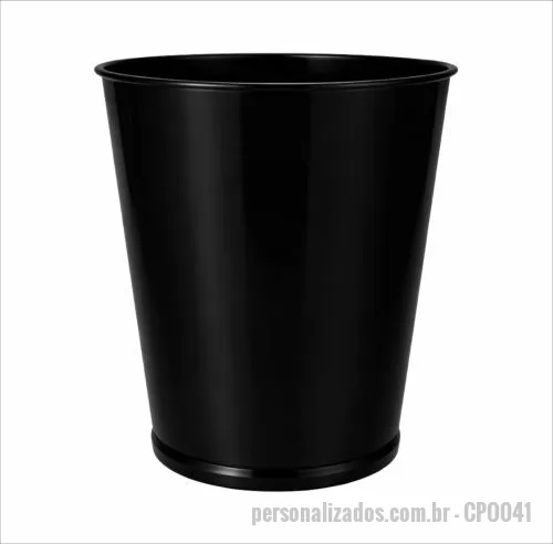 Copo personalizado - Copo com capacidade de 400 ml produzido em poliestireno, com peso de 35 gramas, altura de 10,8 cm, diâmetro da boca de 8,6 cm e base de 6,5 cm, apresentando estrutura leve e resistente aliada ao design com textura wave que proporciona melhor pegada e