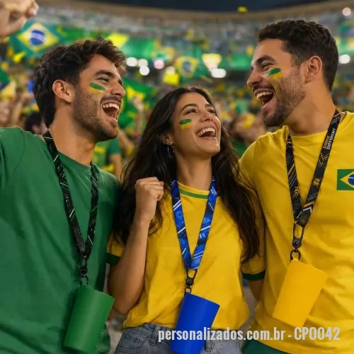 Copo personalizado - Copo produzido em polipropileno, de fabricação própria, com estrutura leve, resistente e alça lateral para encaixe de cordão. Disponível em diferentes cores, é uma opção prática para eventos, ações promocionais, festivais, academias, escolas e uso di